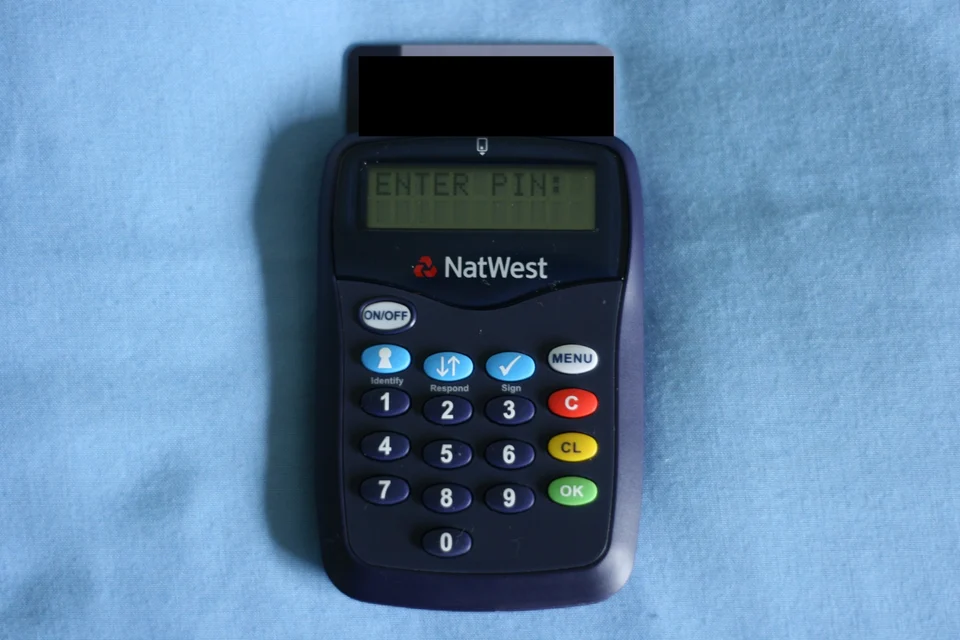 Кард-ридер NatWest для онлайн-банкинга с картой в прорези: на экране надпись ENTER PIN, под ним кнопки Identify, Respond и Sign и цифровая клавиатура