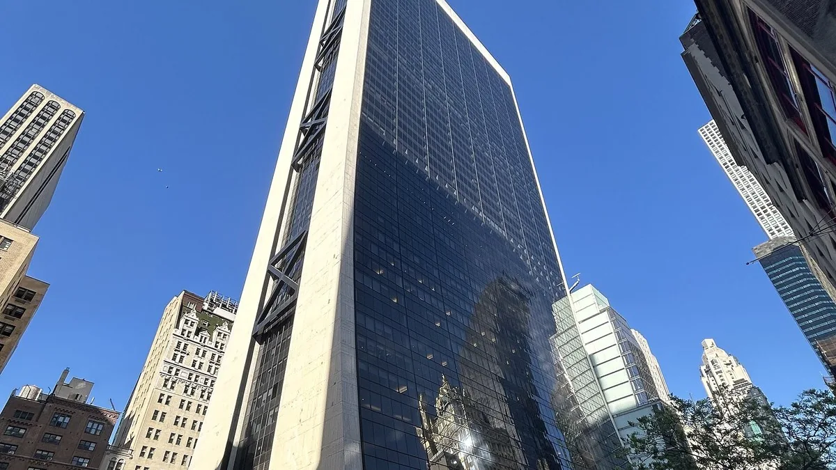 Здание Solow Building на 9 West 57th Street в Манхэттене, где находится штаб-квартира Apollo Global Management